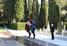 President Ilham Aliyev, First Lady Mehriban Aliyeva visit tomb of National Leader Heydar Aliyev (PHOTO/VIDEO)
