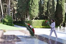 President Ilham Aliyev, First Lady Mehriban Aliyeva visit tomb of National Leader Heydar Aliyev (PHOTO/VIDEO)