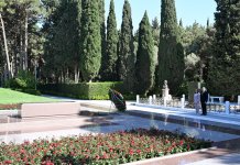 President Ilham Aliyev, First Lady Mehriban Aliyeva visit tomb of National Leader Heydar Aliyev (PHOTO/VIDEO)