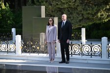 President Ilham Aliyev, First Lady Mehriban Aliyeva visit tomb of National Leader Heydar Aliyev (PHOTO/VIDEO)