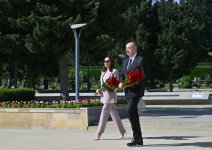President Ilham Aliyev, First Lady Mehriban Aliyeva pay tribute to Azerbaijanis who died for Victory over fascism (PHOTO/VIDEO)