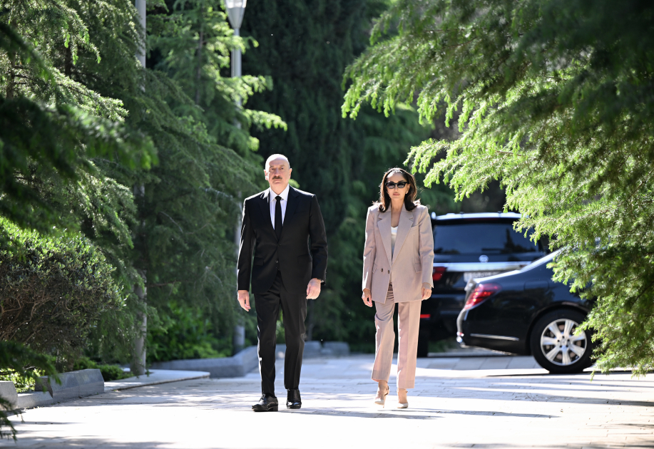 President Ilham Aliyev, First Lady Mehriban Aliyeva visit tomb of National Leader Heydar Aliyev (PHOTO/VIDEO)