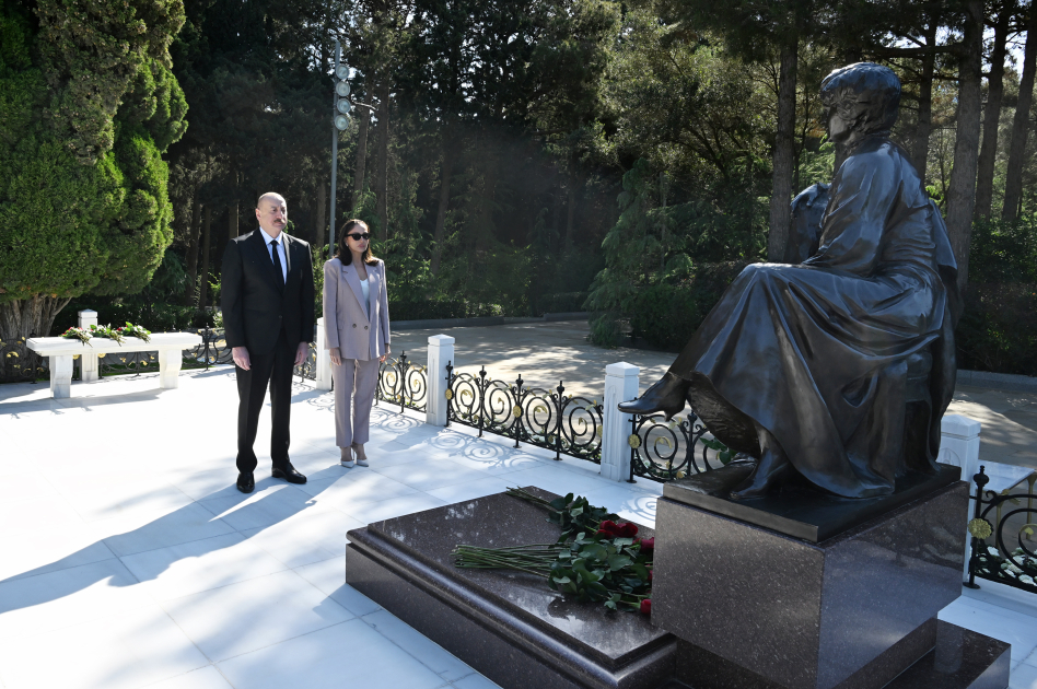President Ilham Aliyev, First Lady Mehriban Aliyeva visit tomb of National Leader Heydar Aliyev (PHOTO/VIDEO)