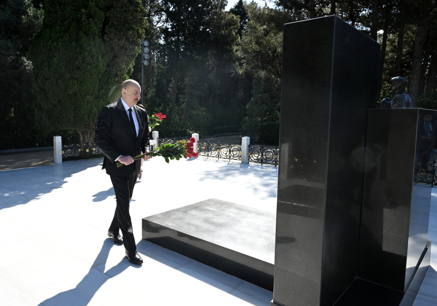 President Ilham Aliyev, First Lady Mehriban Aliyeva visit tomb of National Leader Heydar Aliyev (PHOTO/VIDEO)