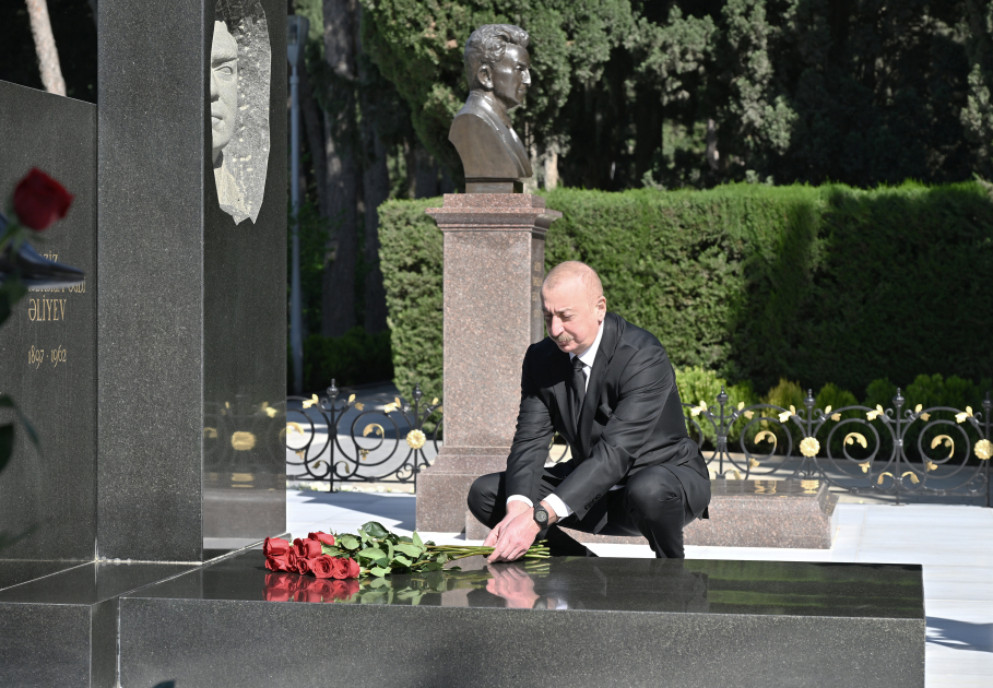 President Ilham Aliyev, First Lady Mehriban Aliyeva visit tomb of National Leader Heydar Aliyev (PHOTO/VIDEO)