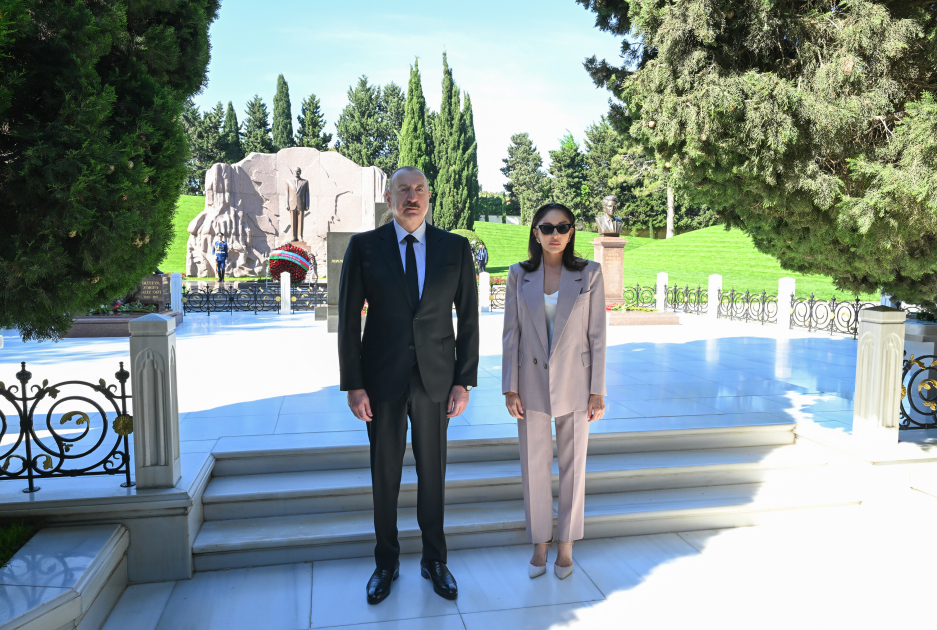 President Ilham Aliyev, First Lady Mehriban Aliyeva visit tomb of National Leader Heydar Aliyev (PHOTO/VIDEO)