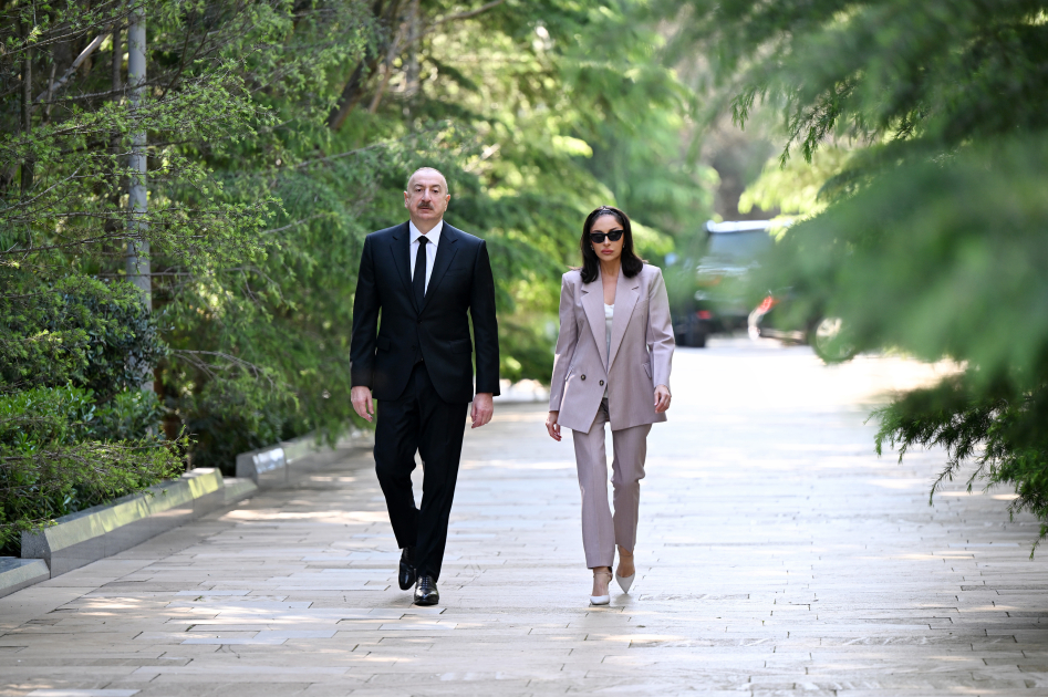President Ilham Aliyev, First Lady Mehriban Aliyeva visit tomb of National Leader Heydar Aliyev (PHOTO/VIDEO)