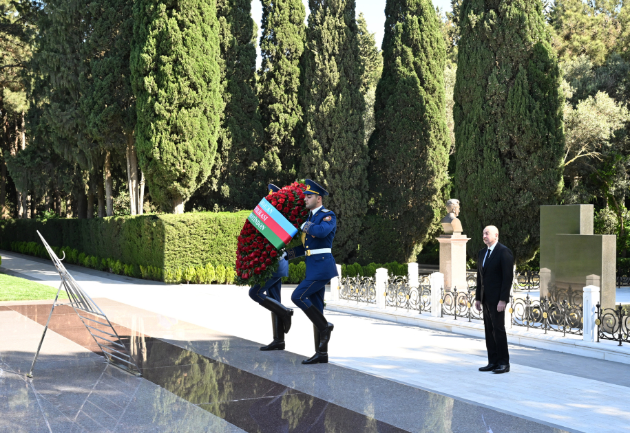 President Ilham Aliyev, First Lady Mehriban Aliyeva visit tomb of National Leader Heydar Aliyev (PHOTO/VIDEO)