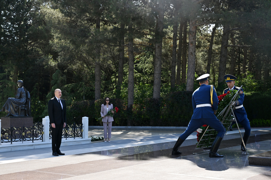 President Ilham Aliyev, First Lady Mehriban Aliyeva visit tomb of National Leader Heydar Aliyev (PHOTO/VIDEO)