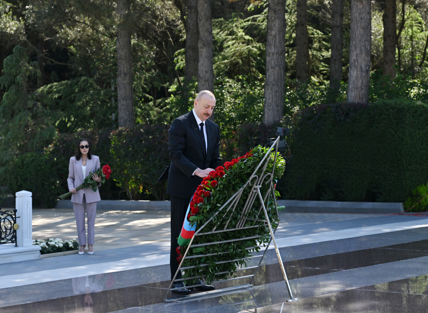 President Ilham Aliyev, First Lady Mehriban Aliyeva visit tomb of National Leader Heydar Aliyev (PHOTO/VIDEO)