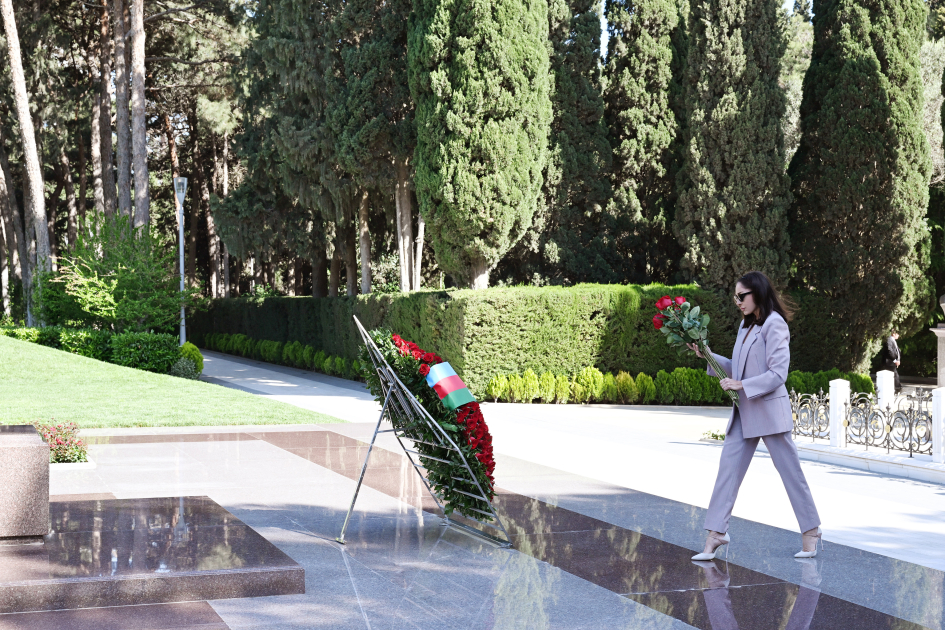 President Ilham Aliyev, First Lady Mehriban Aliyeva visit tomb of National Leader Heydar Aliyev (PHOTO/VIDEO)