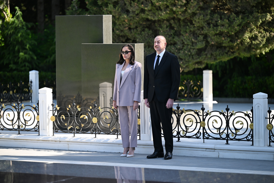 President Ilham Aliyev, First Lady Mehriban Aliyeva visit tomb of National Leader Heydar Aliyev (PHOTO/VIDEO)