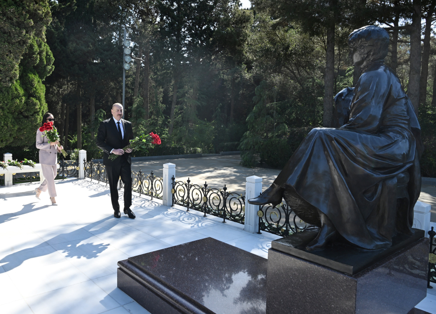 President Ilham Aliyev, First Lady Mehriban Aliyeva visit tomb of National Leader Heydar Aliyev (PHOTO/VIDEO)