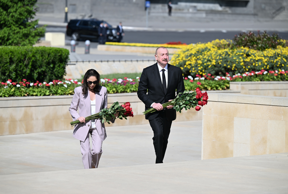 President Ilham Aliyev, First Lady Mehriban Aliyeva pay tribute to Azerbaijanis who died for Victory over fascism (PHOTO/VIDEO)