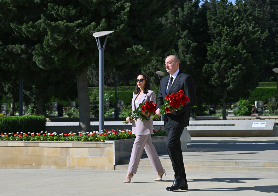 President Ilham Aliyev, First Lady Mehriban Aliyeva pay tribute to Azerbaijanis who died for Victory over fascism (PHOTO/VIDEO)