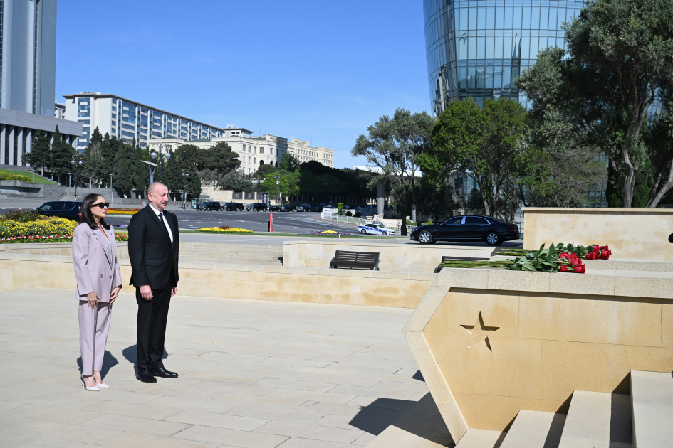 President Ilham Aliyev, First Lady Mehriban Aliyeva pay tribute to Azerbaijanis who died for Victory over fascism (PHOTO/VIDEO)