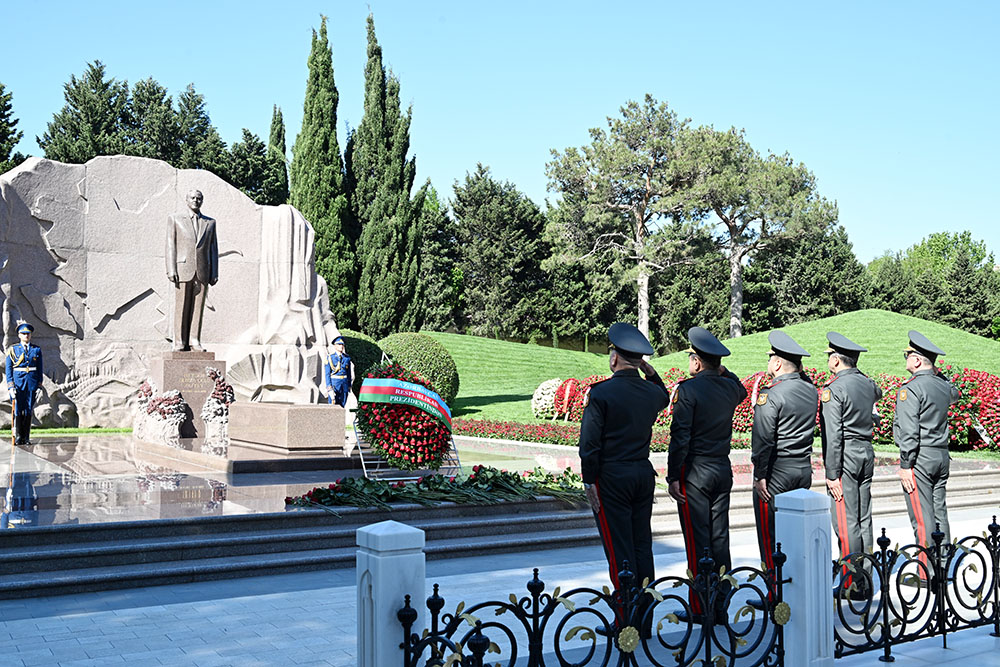 Azerbaijan Defense Ministry’s leadership visits Alley of Honor (PHOTO)