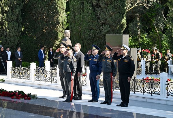 Azerbaijan Defense Ministry’s leadership visits Alley of Honor (PHOTO)