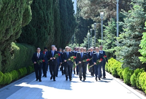 Azerbaijani parliamentarians visit tomb of Great Leader Heydar Aliyev (PHOTO)