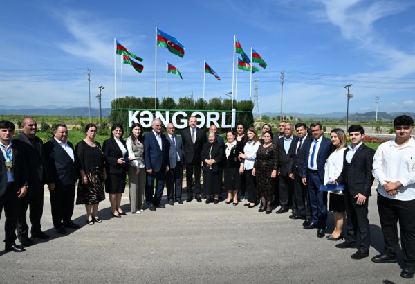 President Ilham Aliyev meets with new residents of Kangarli village, presents them with keys to their homes (PHOTO/VIDEO)