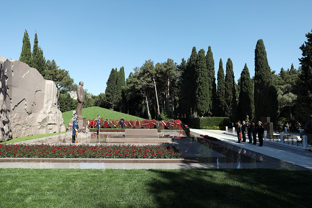 Azerbaijan Defense Ministry’s leadership visits Alley of Honor (PHOTO)