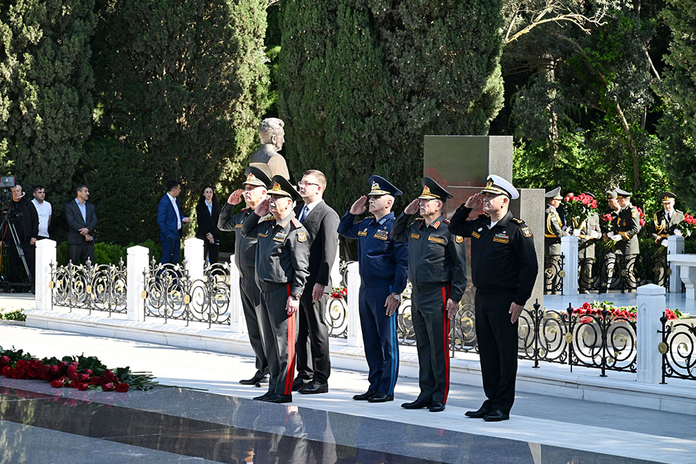 Azerbaijan Defense Ministry’s leadership visits Alley of Honor (PHOTO)
