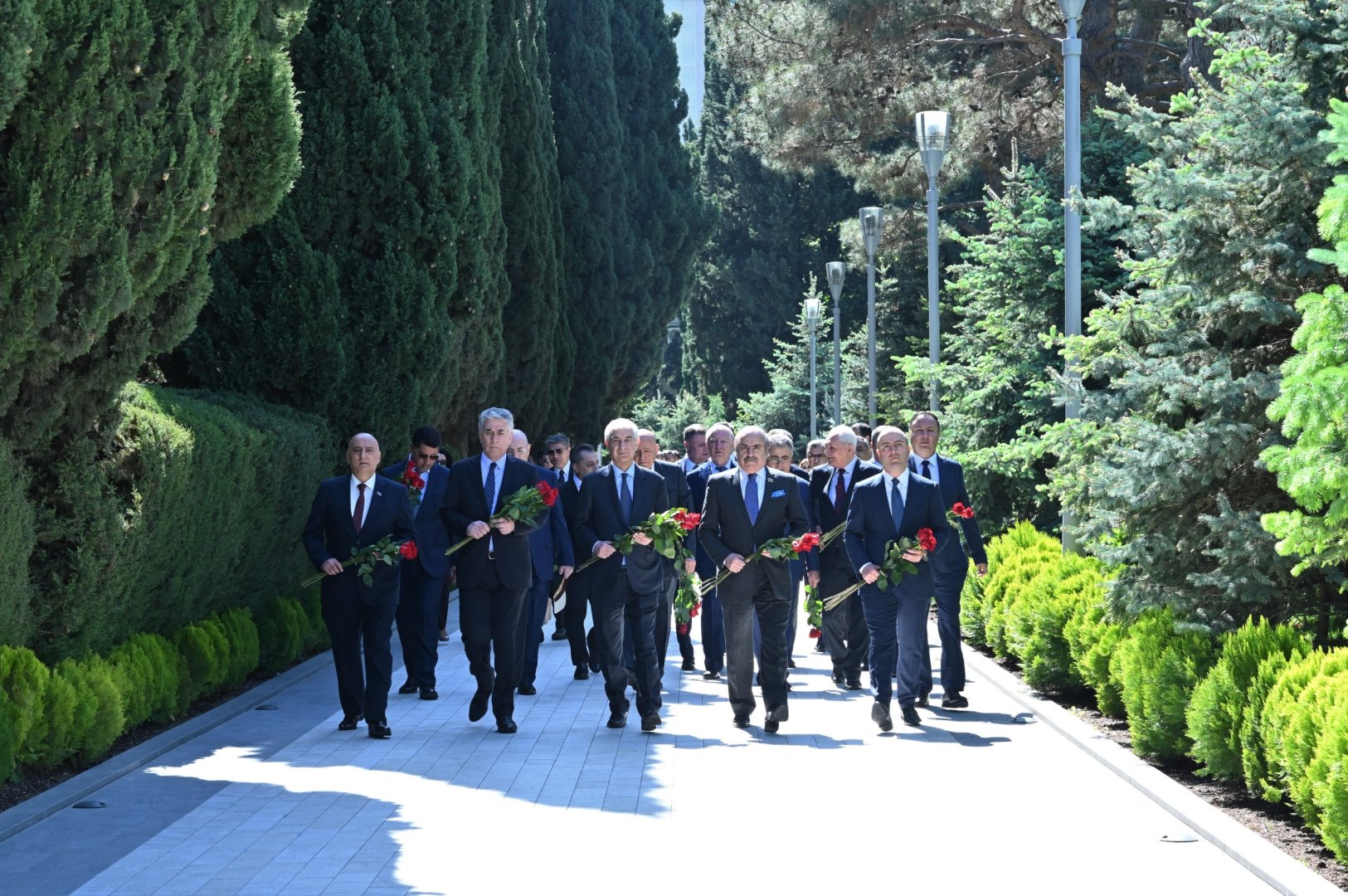 Azerbaijani parliamentarians visit tomb of Great Leader Heydar Aliyev (PHOTO)