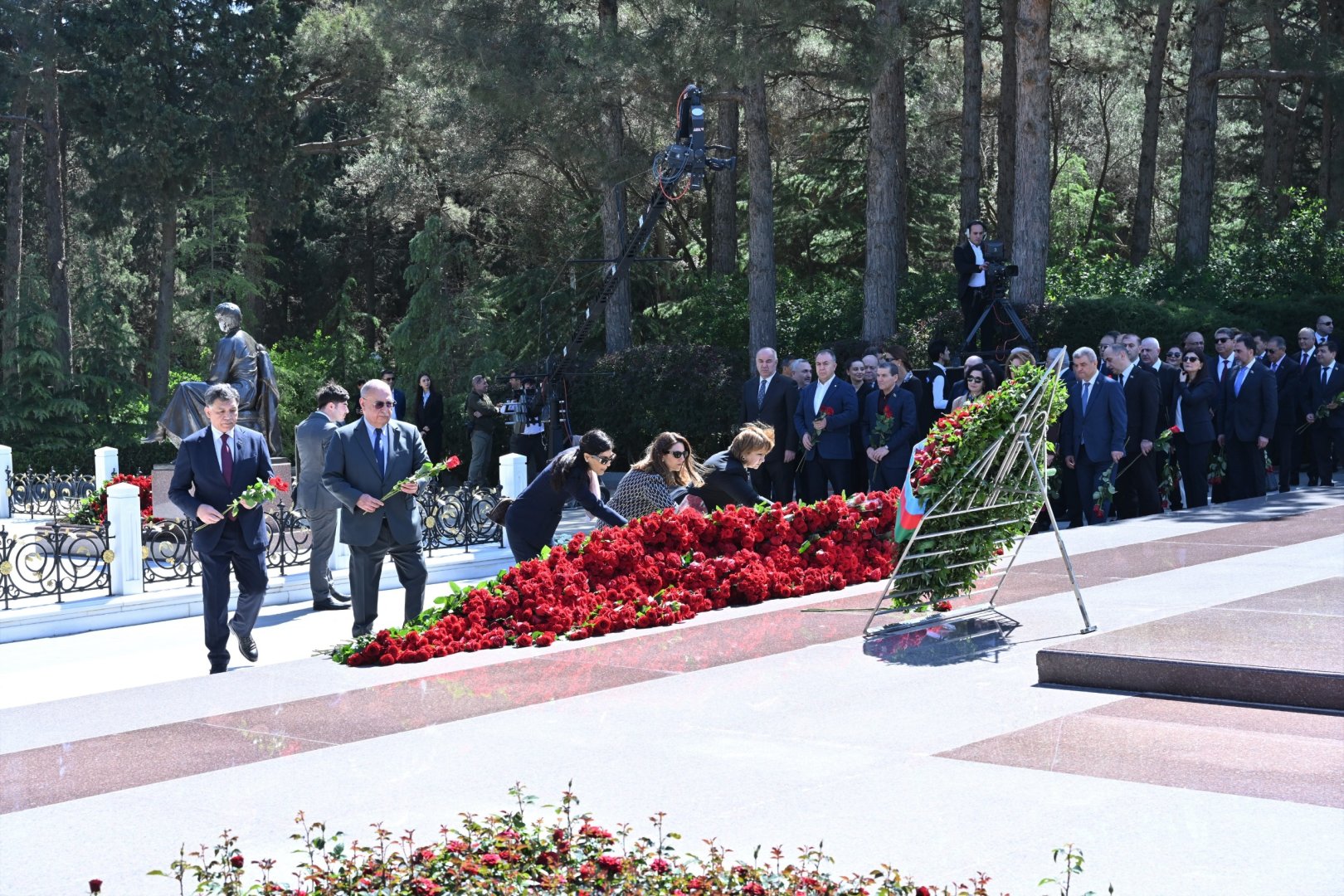 Azerbaijani parliamentarians visit tomb of Great Leader Heydar Aliyev (PHOTO)