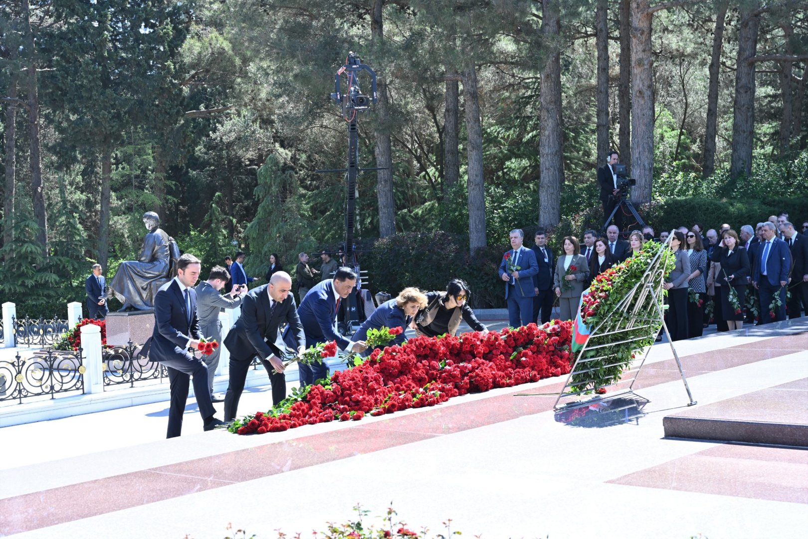 Azerbaijani parliamentarians visit tomb of Great Leader Heydar Aliyev (PHOTO)