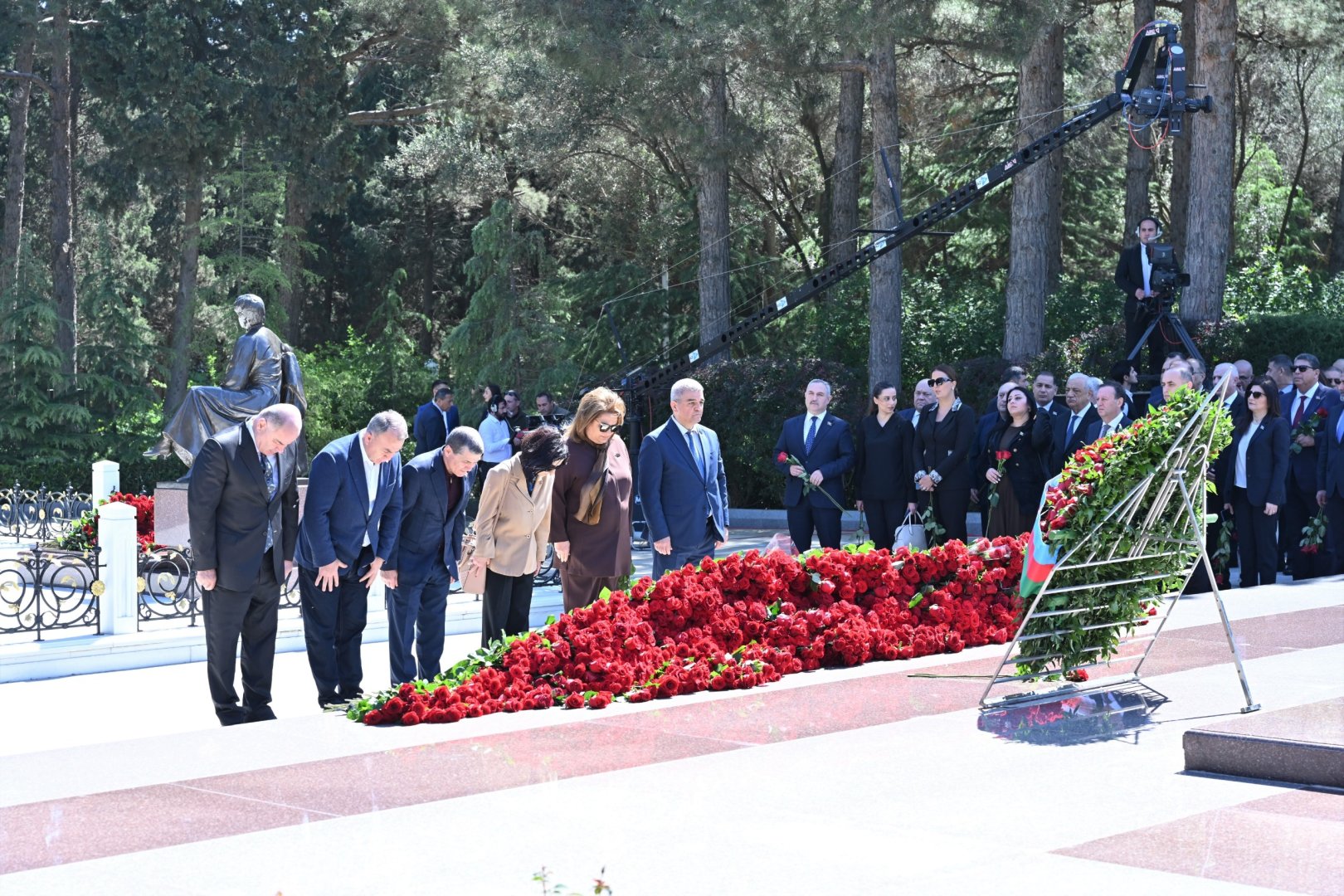 Azerbaijani parliamentarians visit tomb of Great Leader Heydar Aliyev (PHOTO)