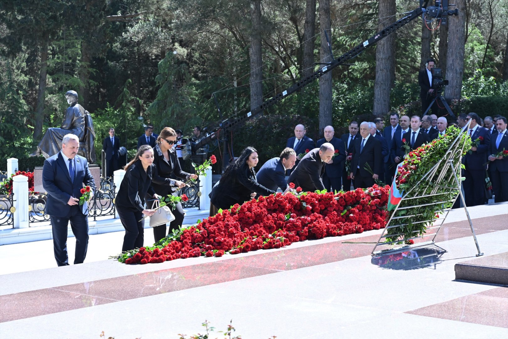Azerbaijani parliamentarians visit tomb of Great Leader Heydar Aliyev (PHOTO)