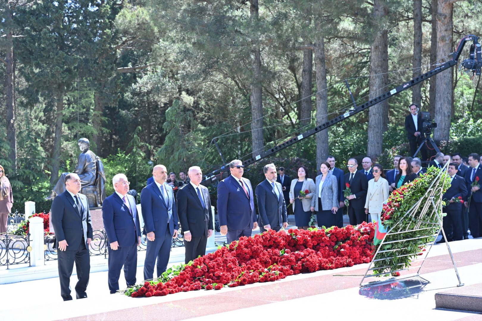 Azerbaijani parliamentarians visit tomb of Great Leader Heydar Aliyev (PHOTO)