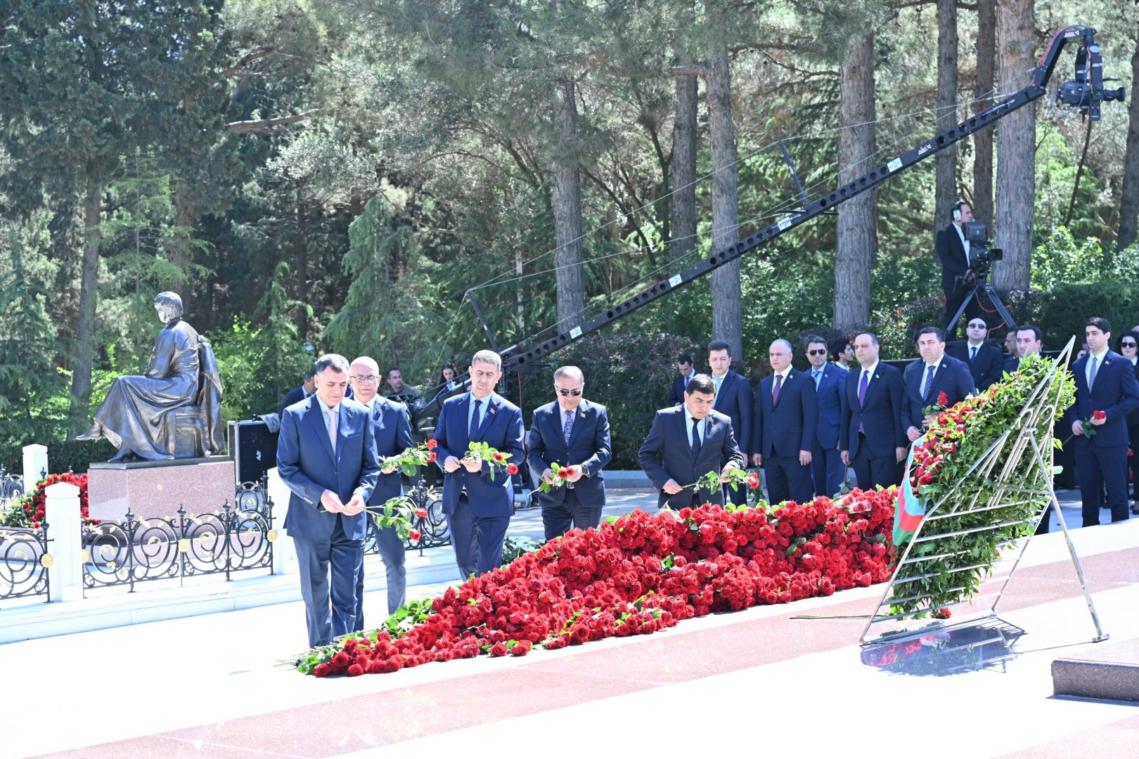 Azerbaijani parliamentarians visit tomb of Great Leader Heydar Aliyev (PHOTO)