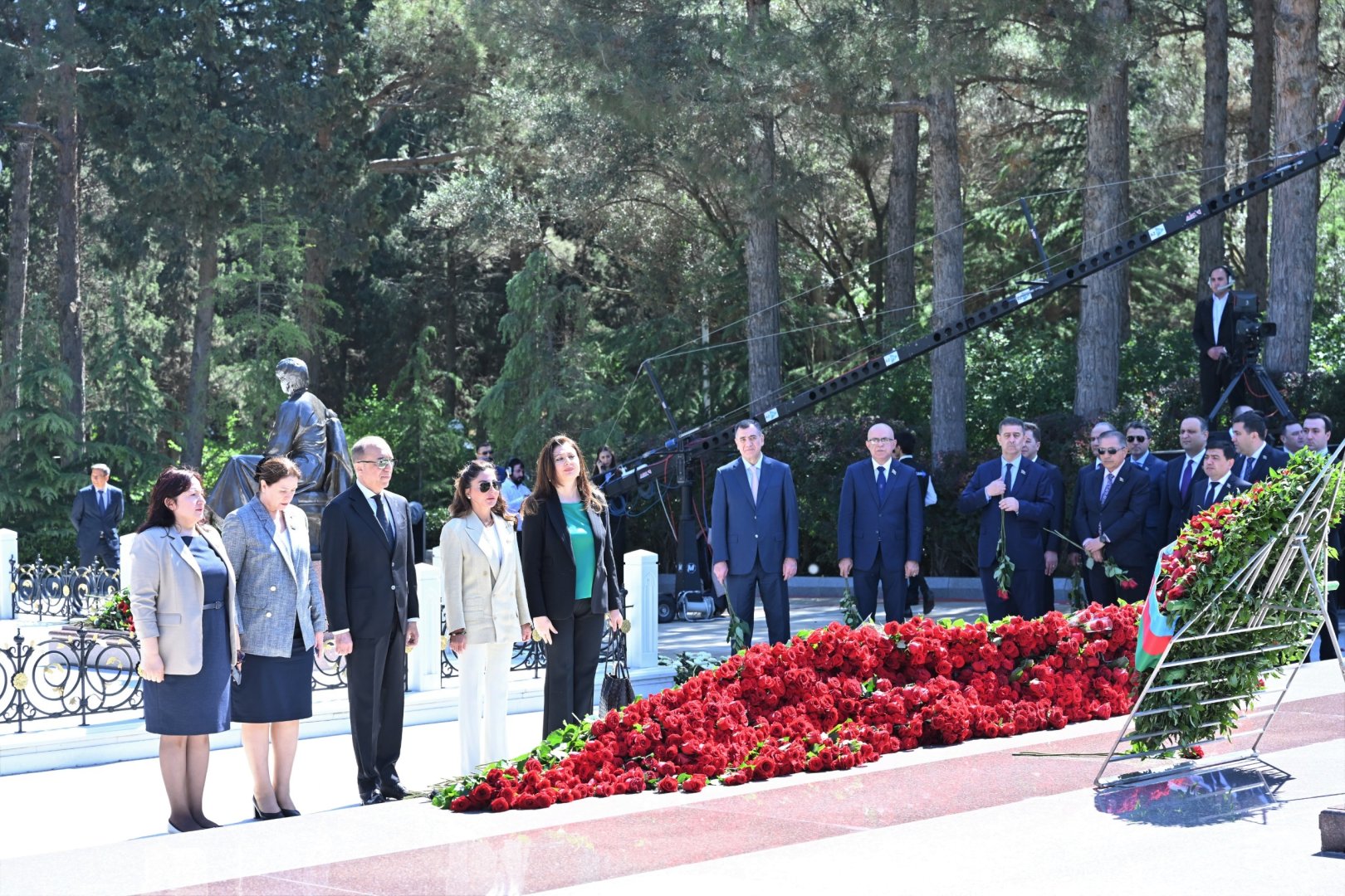 Azerbaijani parliamentarians visit tomb of Great Leader Heydar Aliyev (PHOTO)
