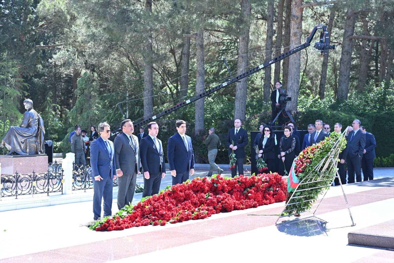 Azerbaijani parliamentarians visit tomb of Great Leader Heydar Aliyev (PHOTO)