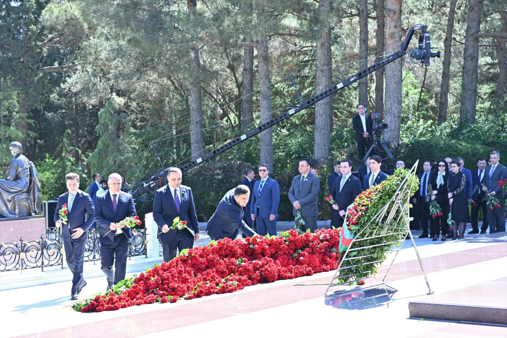 Azerbaijani parliamentarians visit tomb of Great Leader Heydar Aliyev (PHOTO)