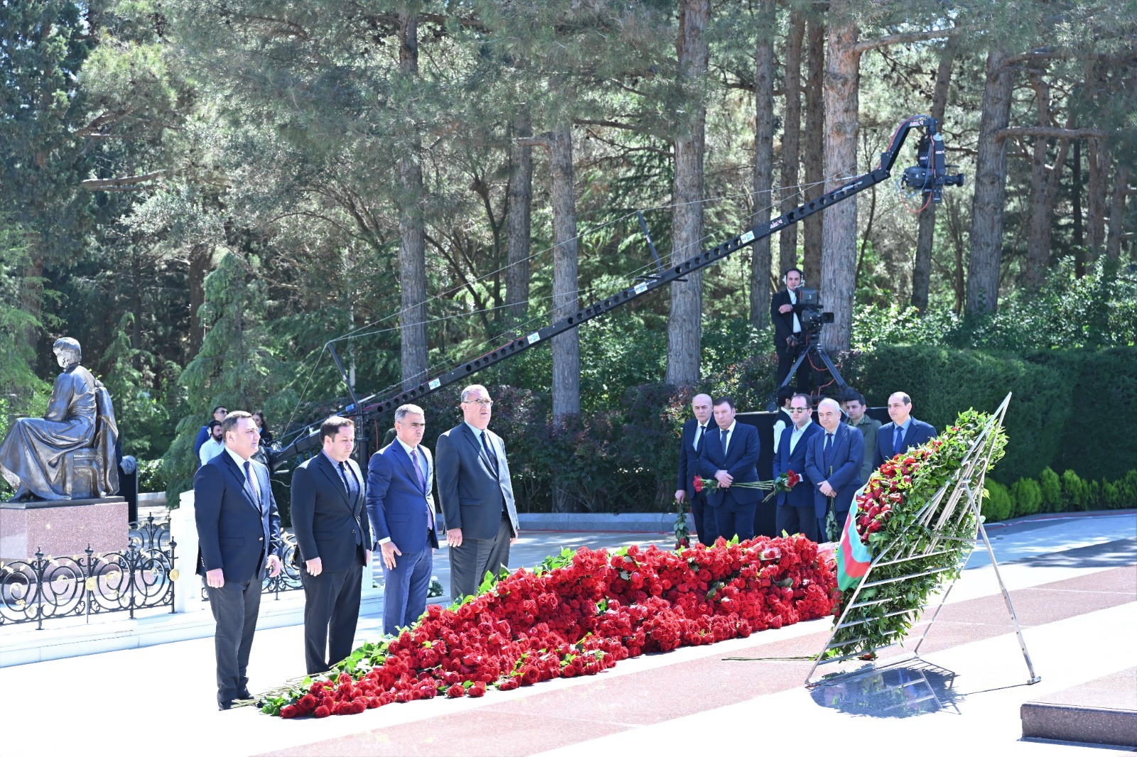 Azerbaijani parliamentarians visit tomb of Great Leader Heydar Aliyev (PHOTO)