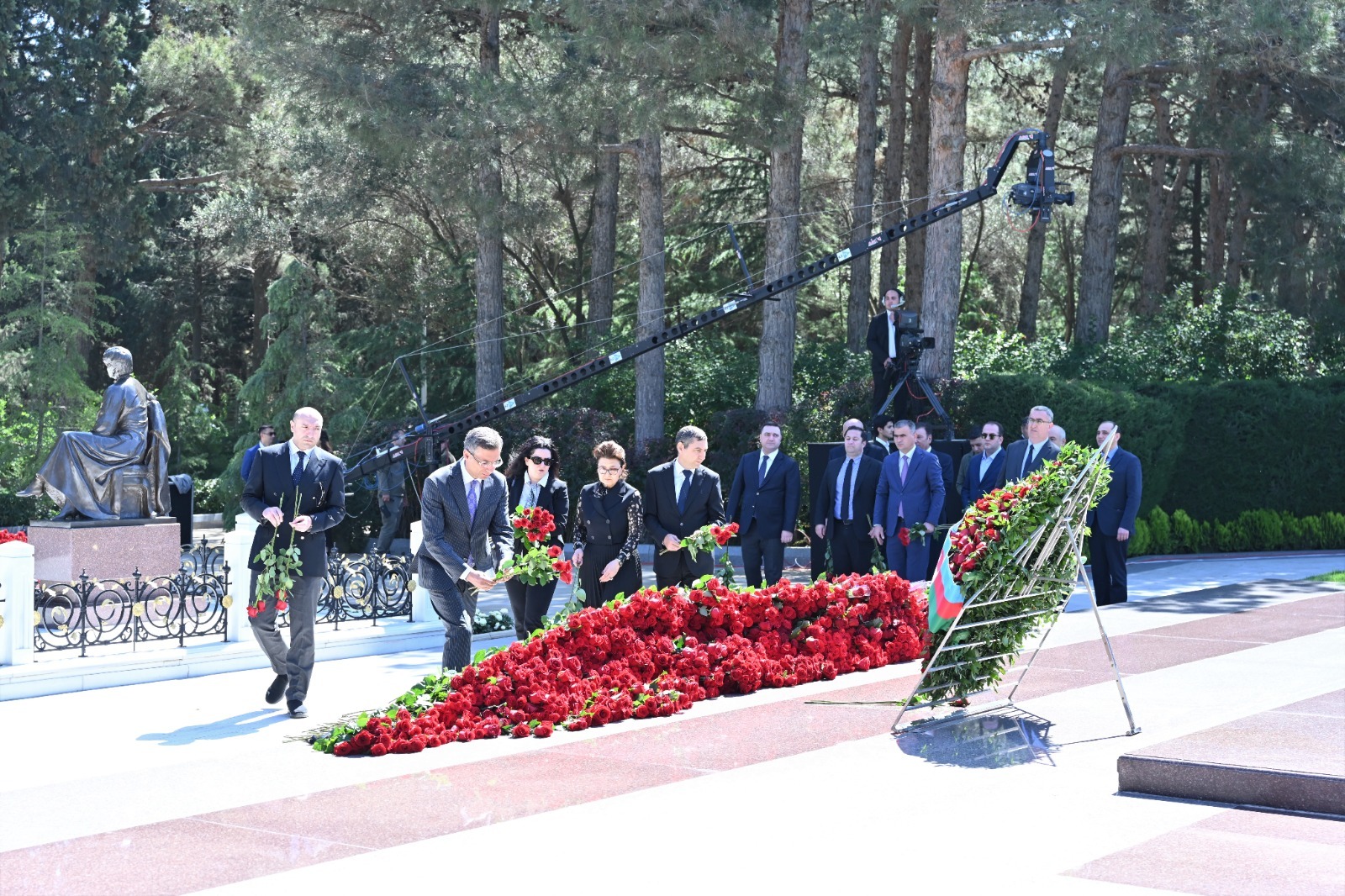 Azerbaijani parliamentarians visit tomb of Great Leader Heydar Aliyev (PHOTO)