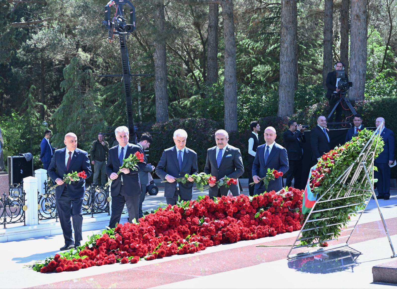 Azerbaijani parliamentarians visit tomb of Great Leader Heydar Aliyev (PHOTO)