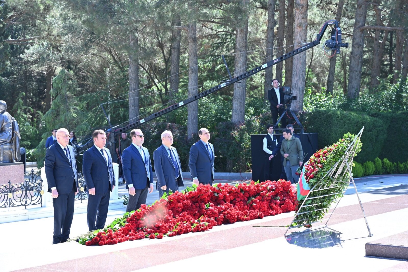 Azerbaijani parliamentarians visit tomb of Great Leader Heydar Aliyev (PHOTO)