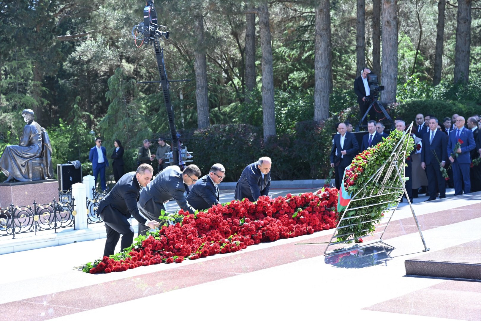Azerbaijani parliamentarians visit tomb of Great Leader Heydar Aliyev (PHOTO)
