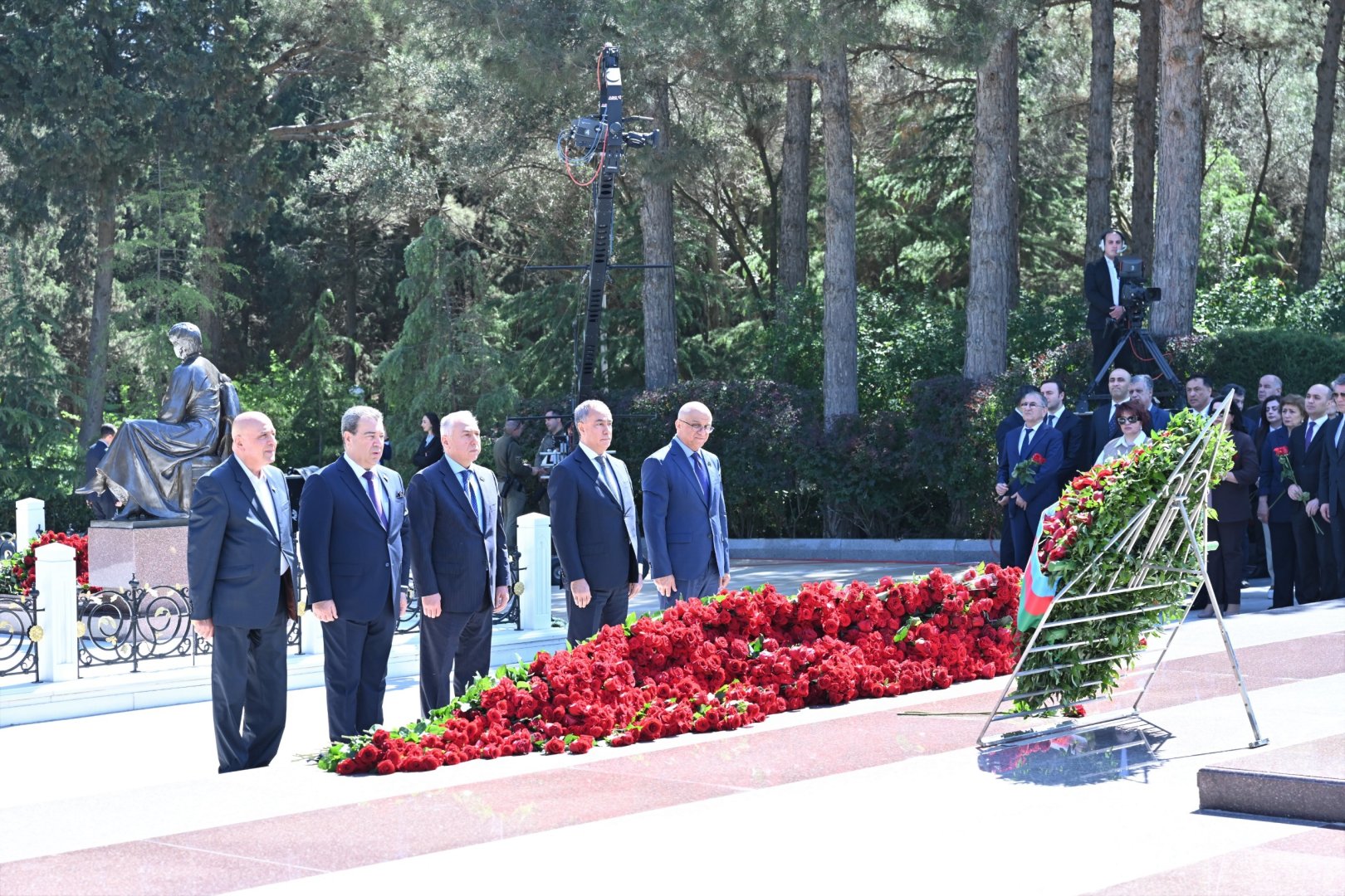 Azerbaijani parliamentarians visit tomb of Great Leader Heydar Aliyev (PHOTO)
