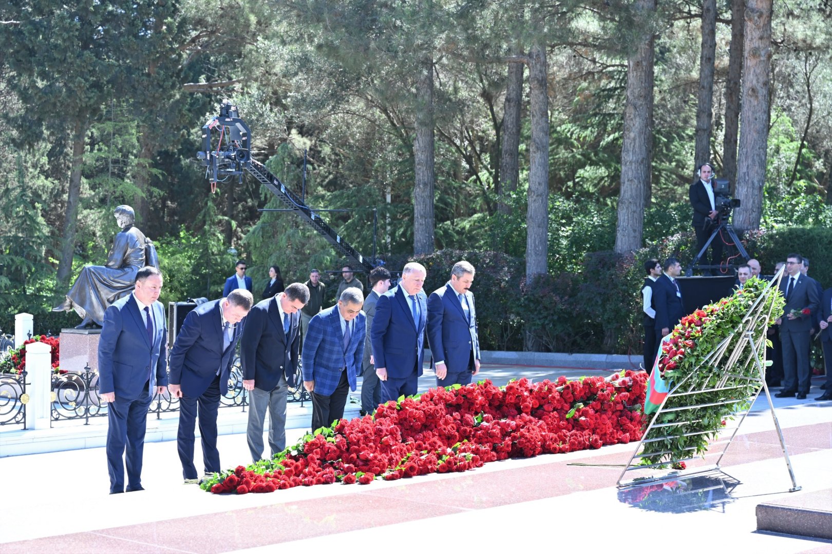 Azerbaijani parliamentarians visit tomb of Great Leader Heydar Aliyev (PHOTO)