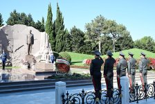 Azerbaijan Defense Ministry’s leadership visits Alley of Honor (PHOTO)