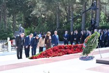 Azerbaijani parliamentarians visit tomb of Great Leader Heydar Aliyev (PHOTO)