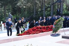 Azerbaijani parliamentarians visit tomb of Great Leader Heydar Aliyev (PHOTO)