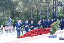Azerbaijani parliamentarians visit tomb of Great Leader Heydar Aliyev (PHOTO)