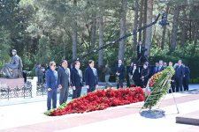 Azerbaijani parliamentarians visit tomb of Great Leader Heydar Aliyev (PHOTO)