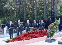 Azerbaijani parliamentarians visit tomb of Great Leader Heydar Aliyev (PHOTO)