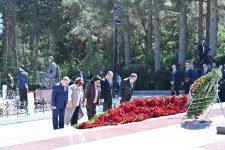 Azerbaijani parliamentarians visit tomb of Great Leader Heydar Aliyev (PHOTO)